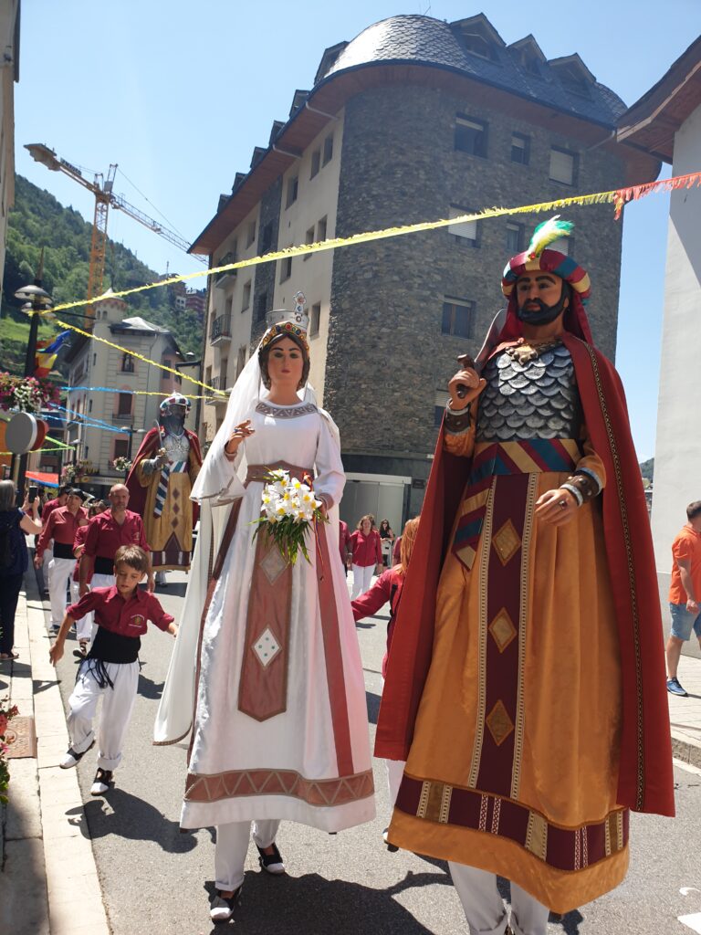 Fotos del desfile de gigantes, los veras en la festa major de sant julia de loria