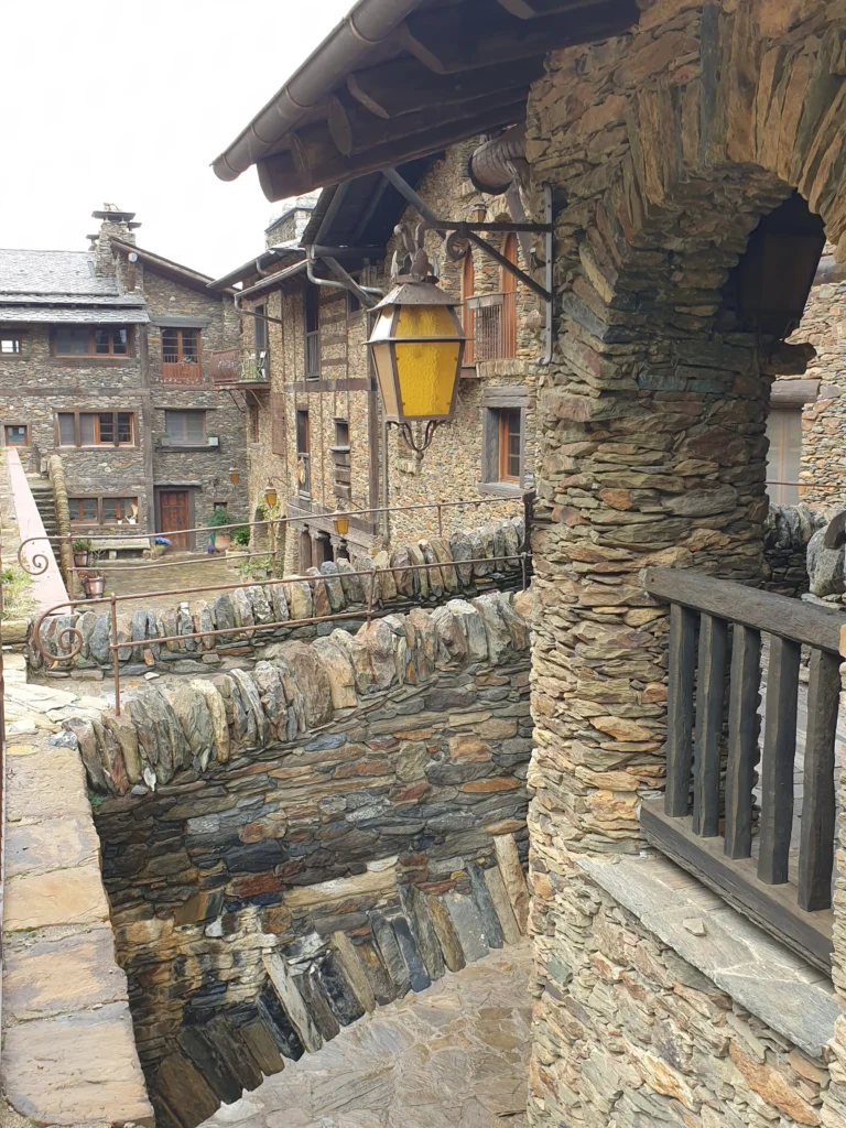 pueblo medieval auvinya, uno de los pueblos mas bonitos de andorra