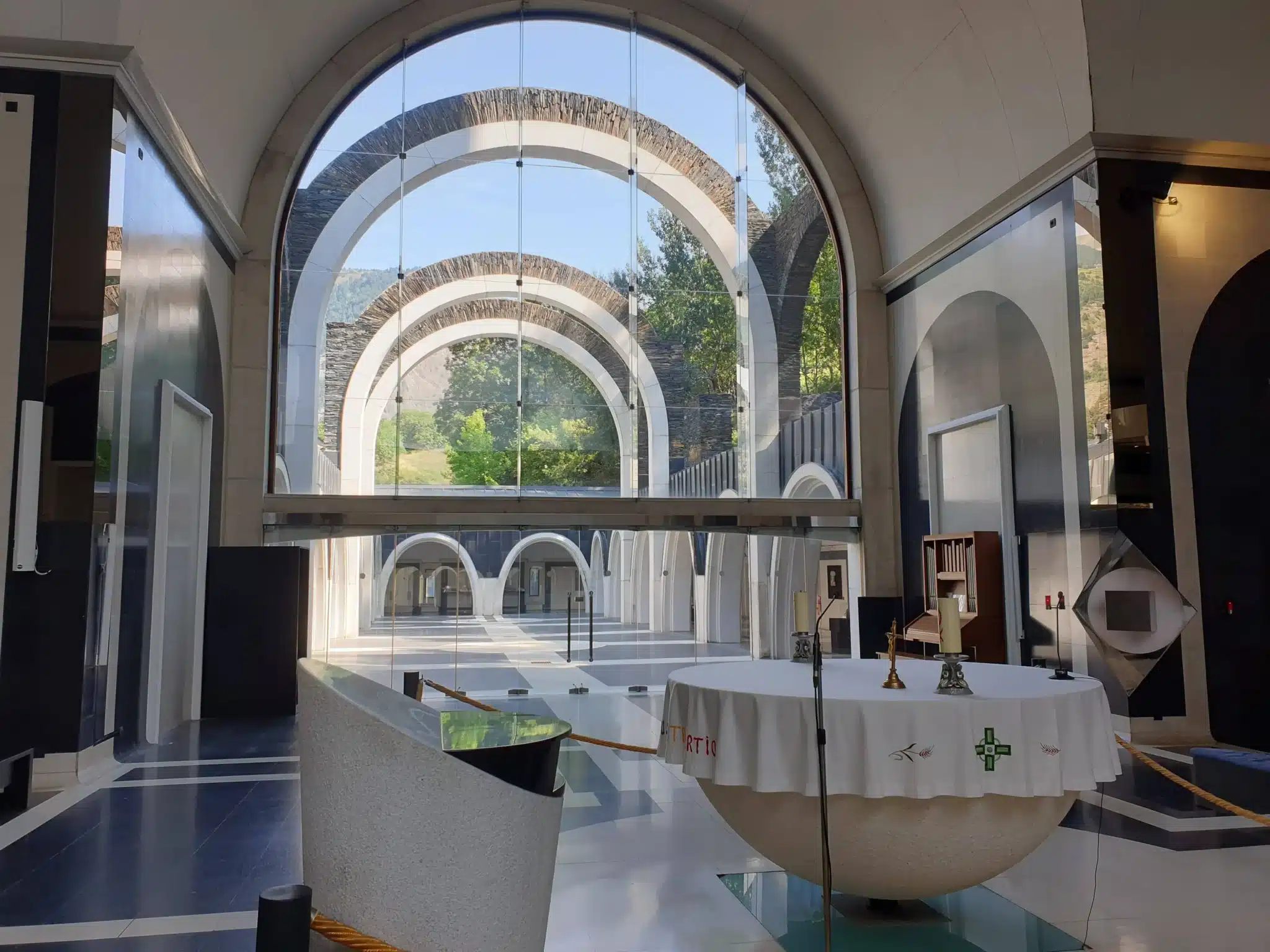 fotos del interior de la basilica de meritxell, andorra