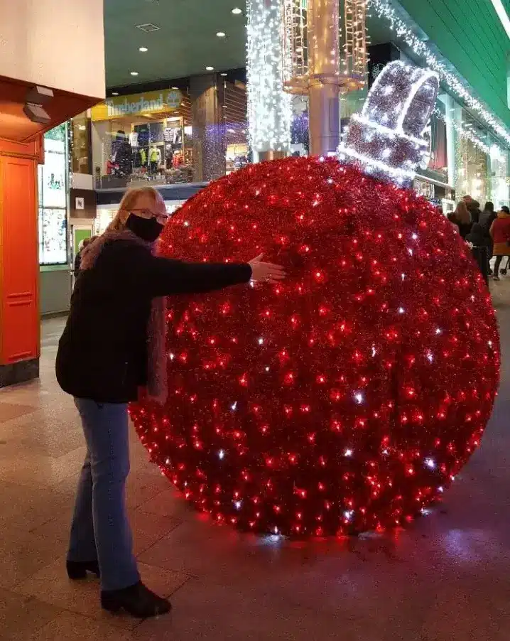 Fotos de andorra en navidad, bola navideña gigante hecha de luces