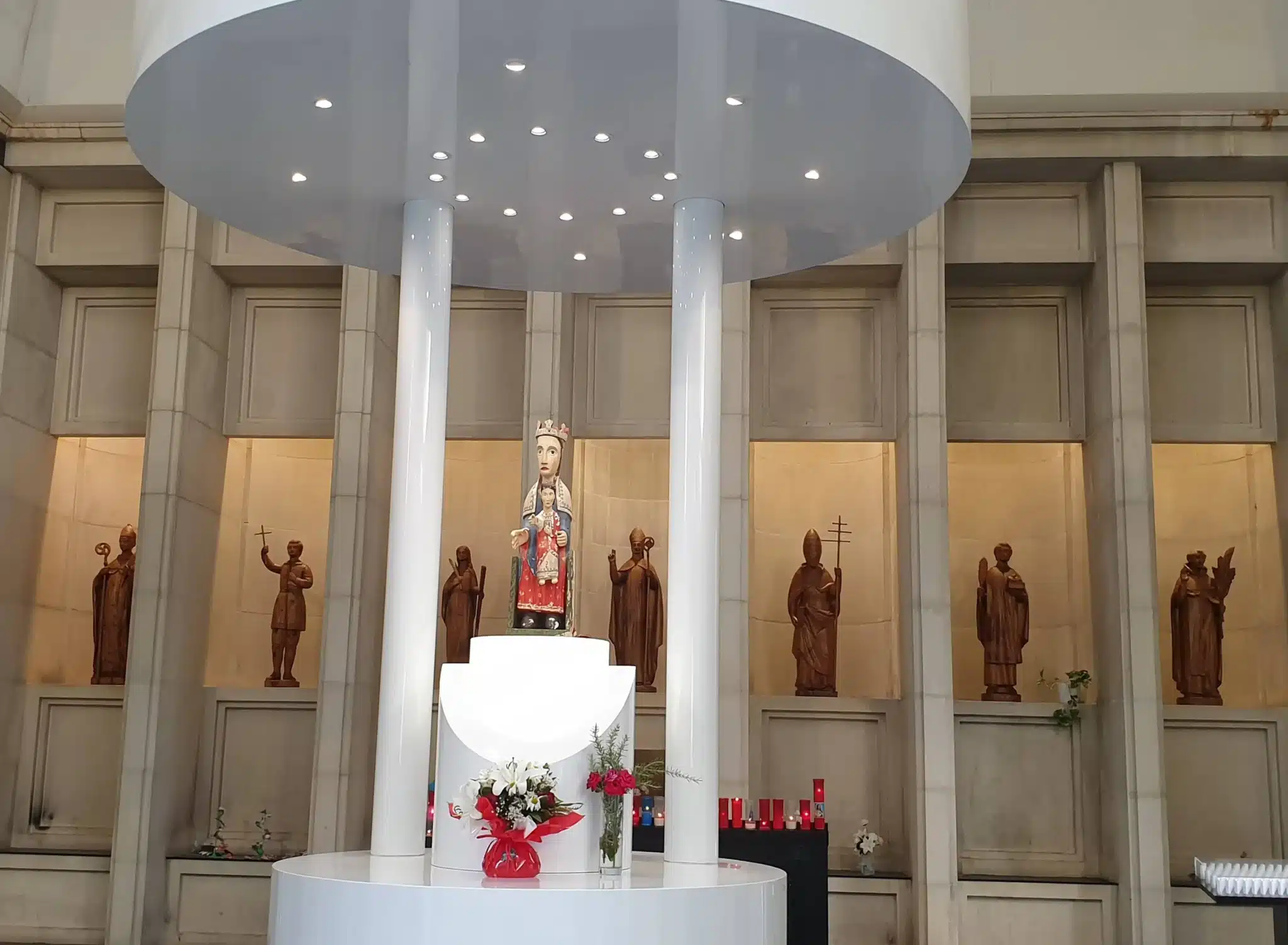 fotos de santuario de meritxell: altar de la Virgen y patronos de las parroquias 