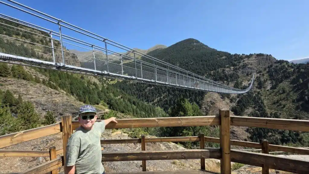 Vista del puente tibetano en Canillo