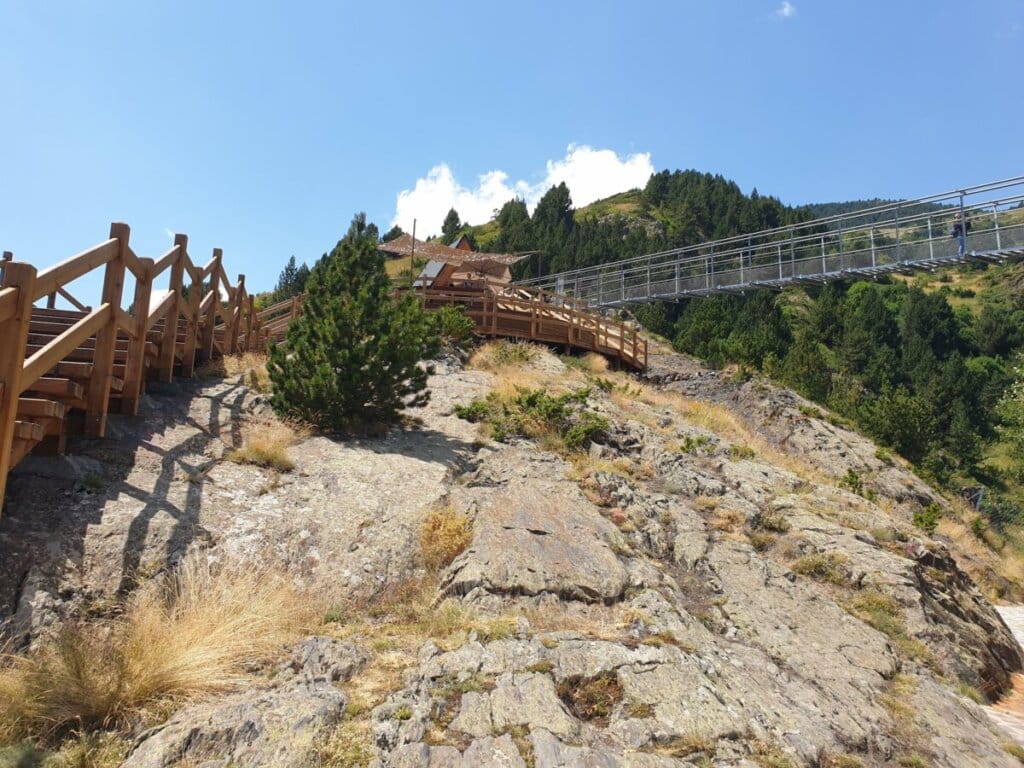 Escaleras para llegar al puente tibetano de Canillo, Andorra