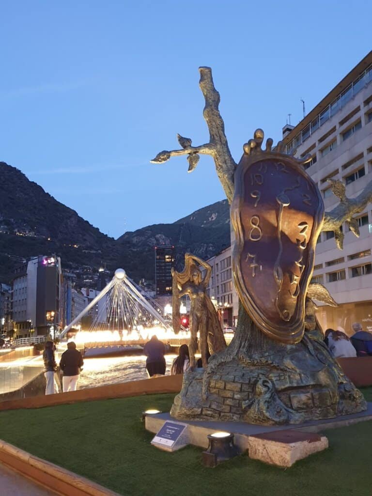 Reloj de Dali y vista del río de Andorra
