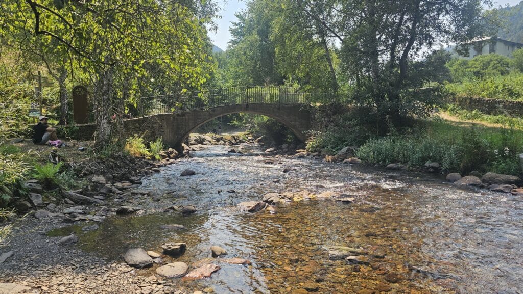 Río que acompaña la ruta del hierro